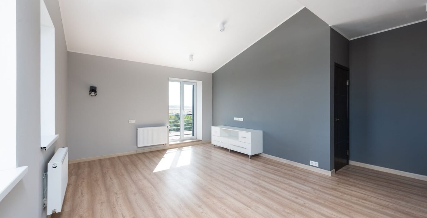 Modernisierter Wohnraum mit neuem Holzboden und frisch gestrichenen Wänden
