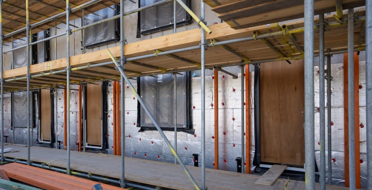 Gerüst an einer Fassade mit angebrachter Wärmedämmung während der Sanierung