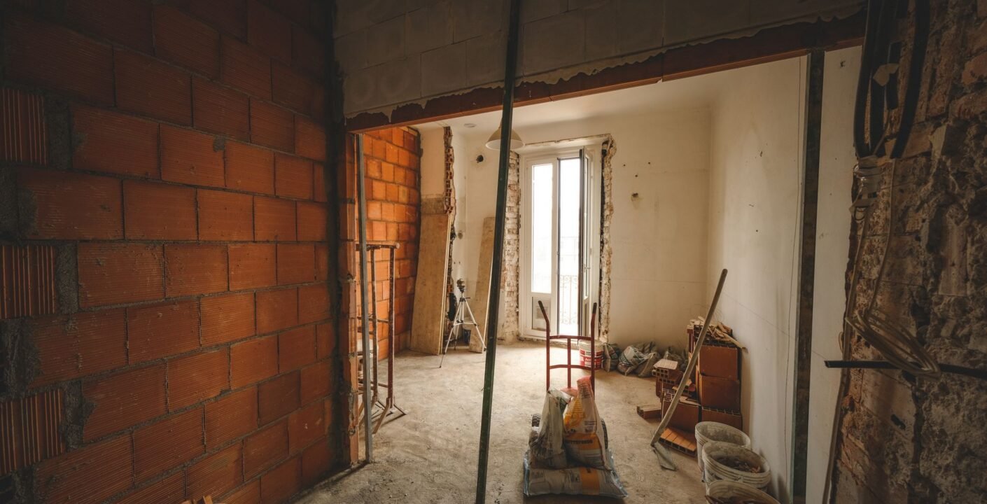 Wanddurchbruch mit Stützpfeiler in einem Rohbau während des Umbaus