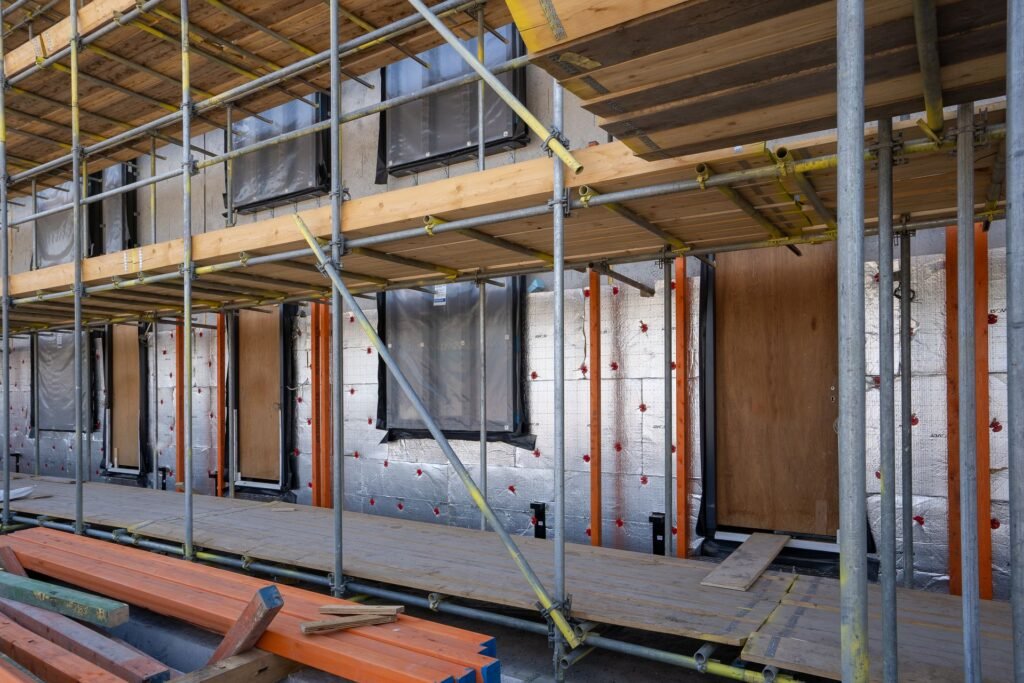 Gerüst an einer Fassade mit Dämmplatten
