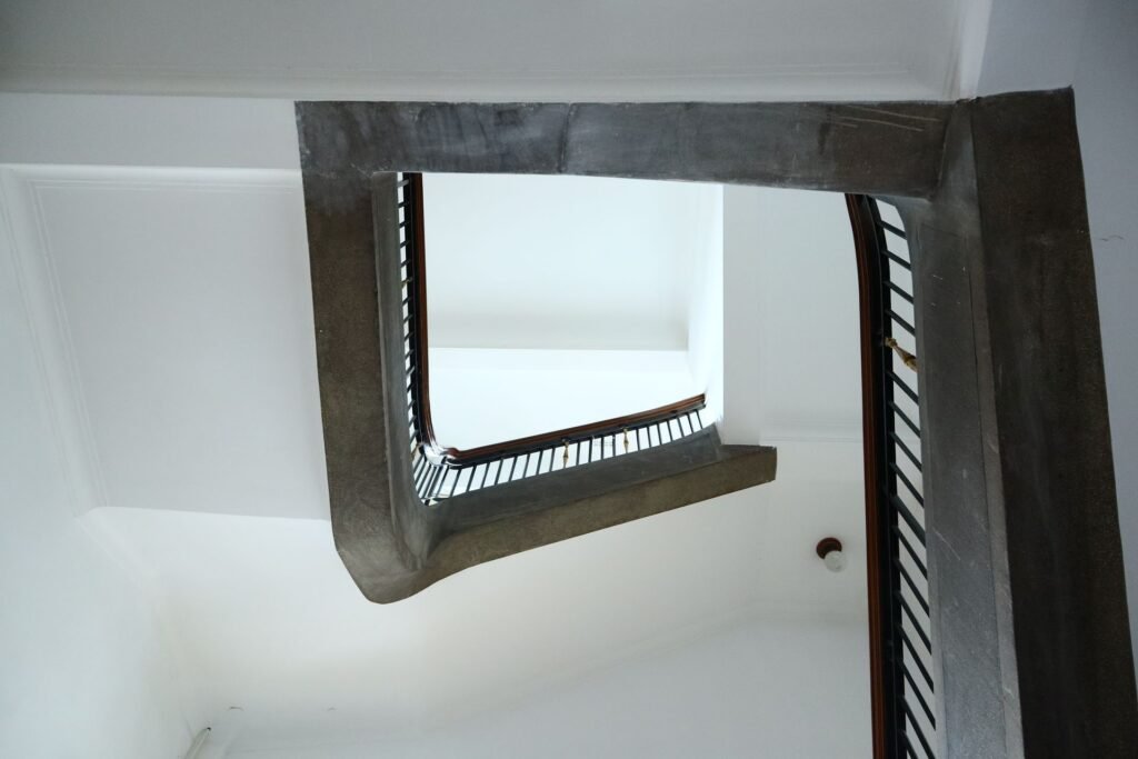 Betontreppe mit Metallgeländer