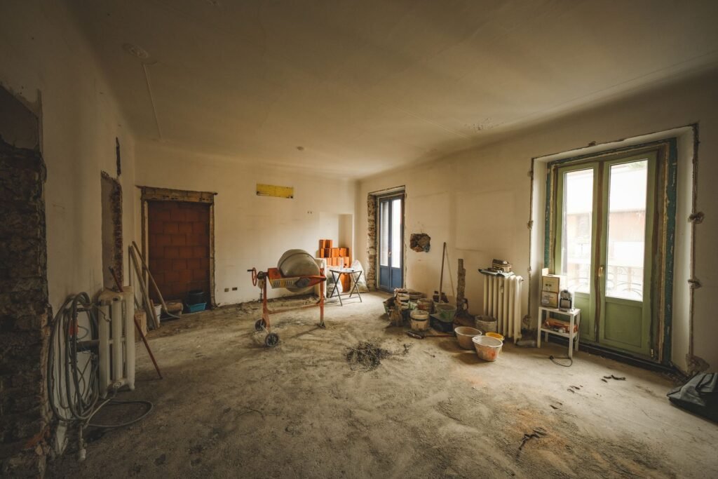 Raum im Umbau mit Baumaterialien